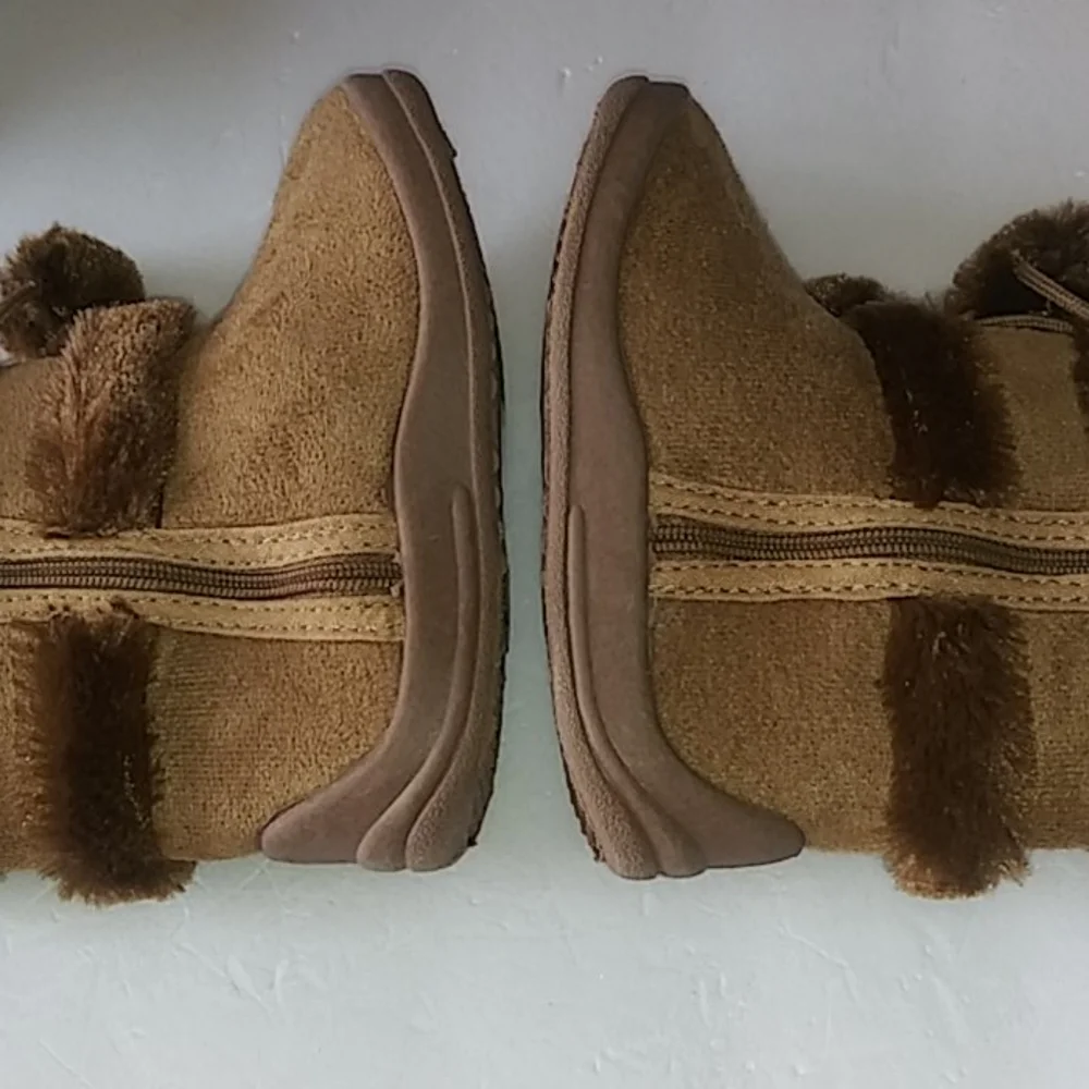 NWOT Kalli Girls Winter Boots Size 8